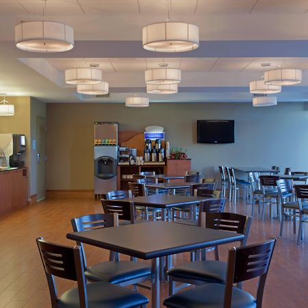 Holiday Inn Express Hotel & Suites Saint - Hyacinthe By Ihg Экстерьер фото