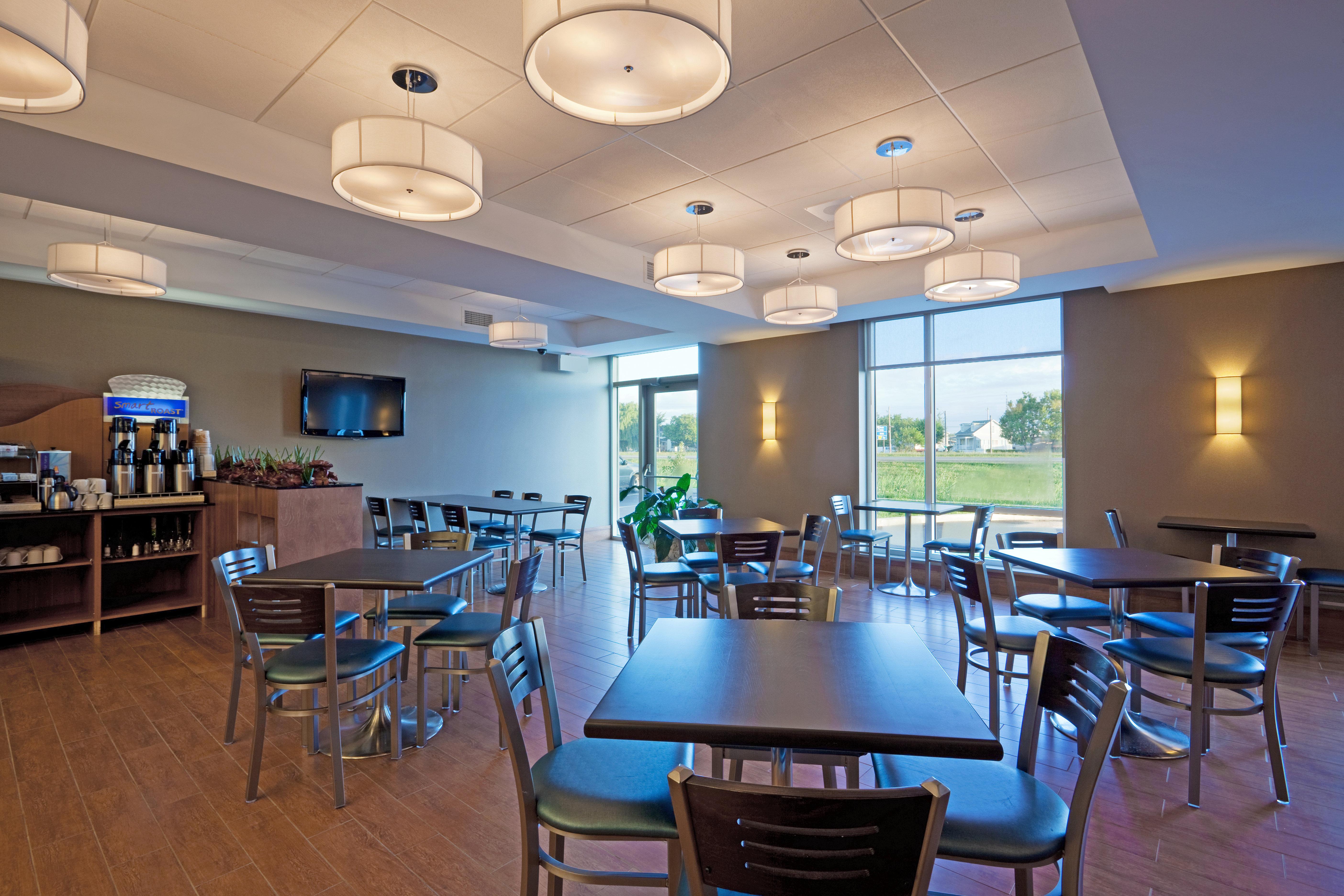 Holiday Inn Express Hotel & Suites Saint - Hyacinthe By Ihg Экстерьер фото