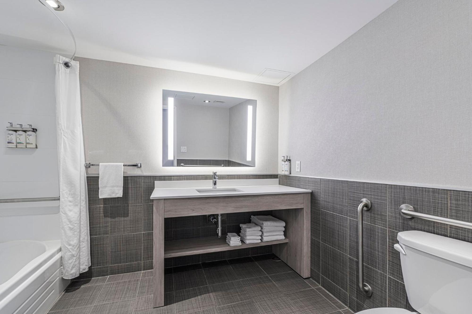 Holiday Inn Express Hotel & Suites Saint - Hyacinthe By Ihg Экстерьер фото