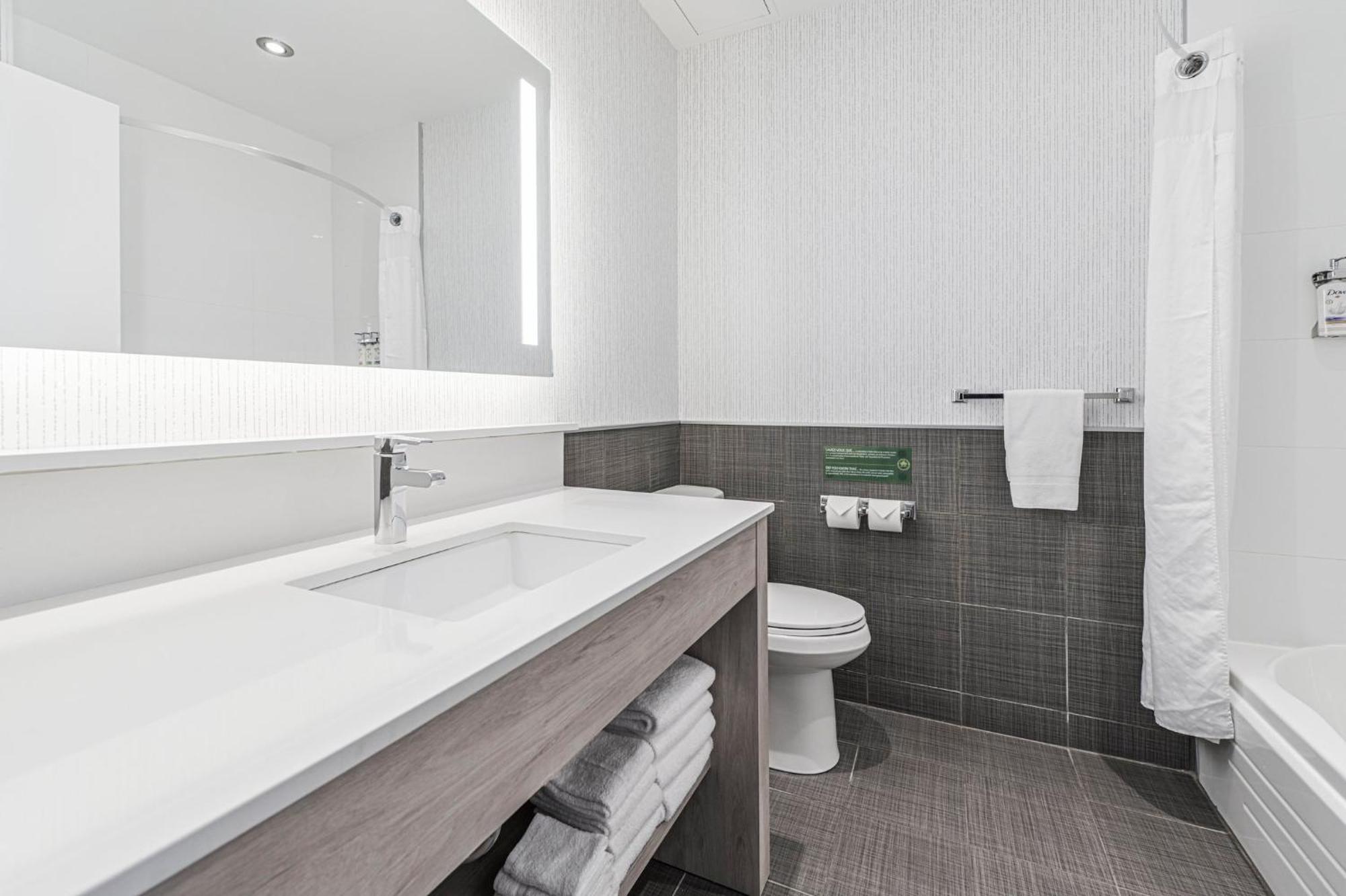 Holiday Inn Express Hotel & Suites Saint - Hyacinthe By Ihg Экстерьер фото