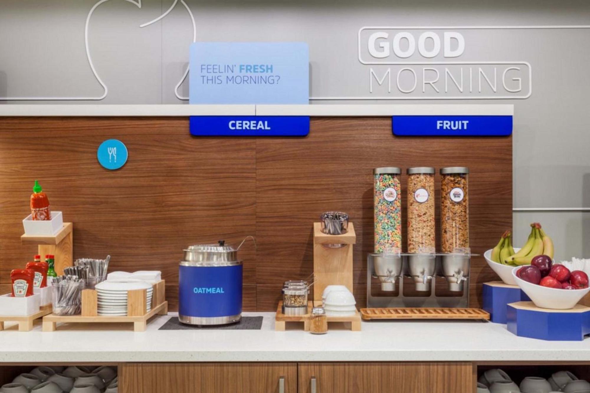 Holiday Inn Express Hotel & Suites Saint - Hyacinthe By Ihg Экстерьер фото