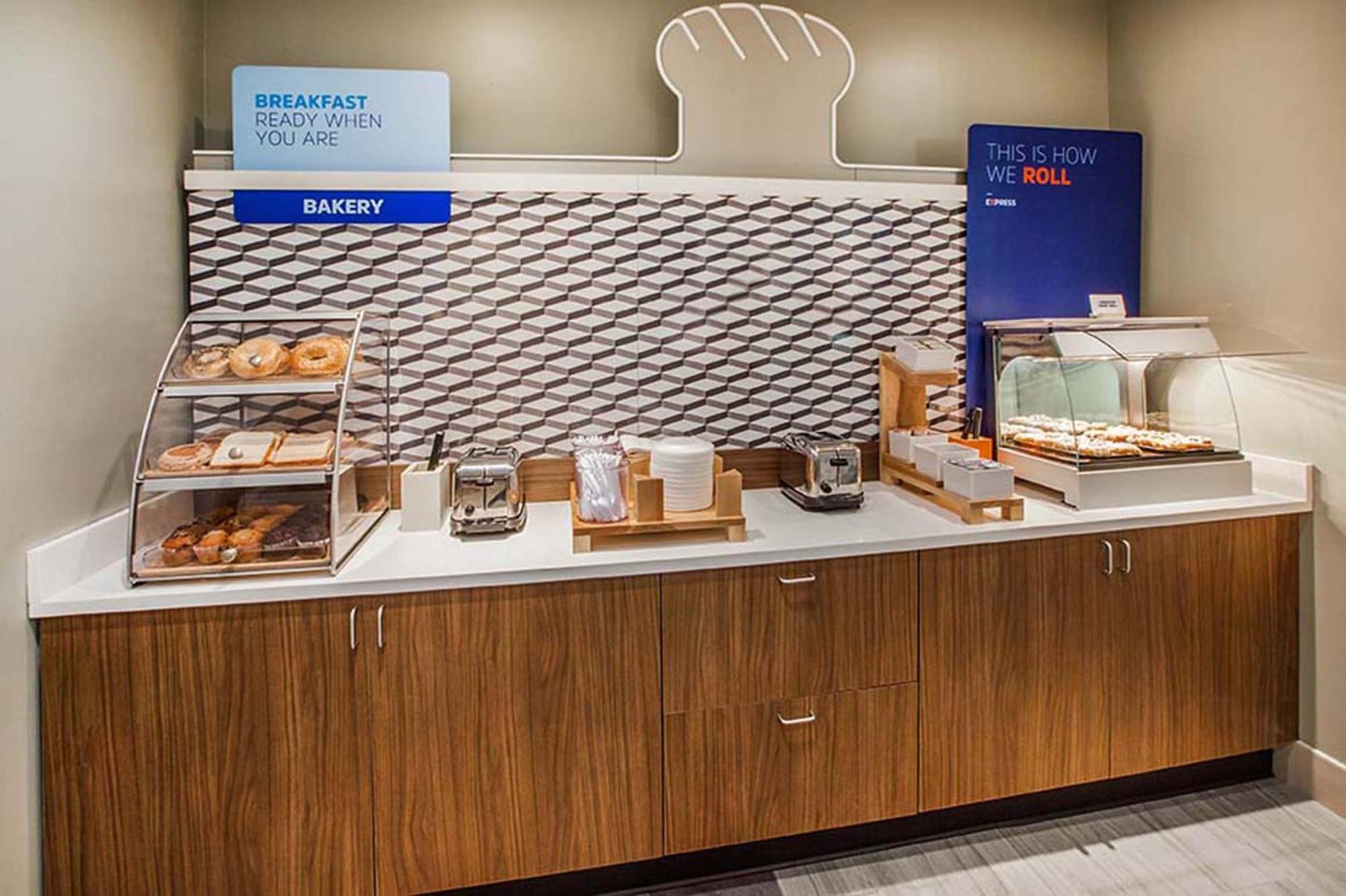 Holiday Inn Express Hotel & Suites Saint - Hyacinthe By Ihg Экстерьер фото